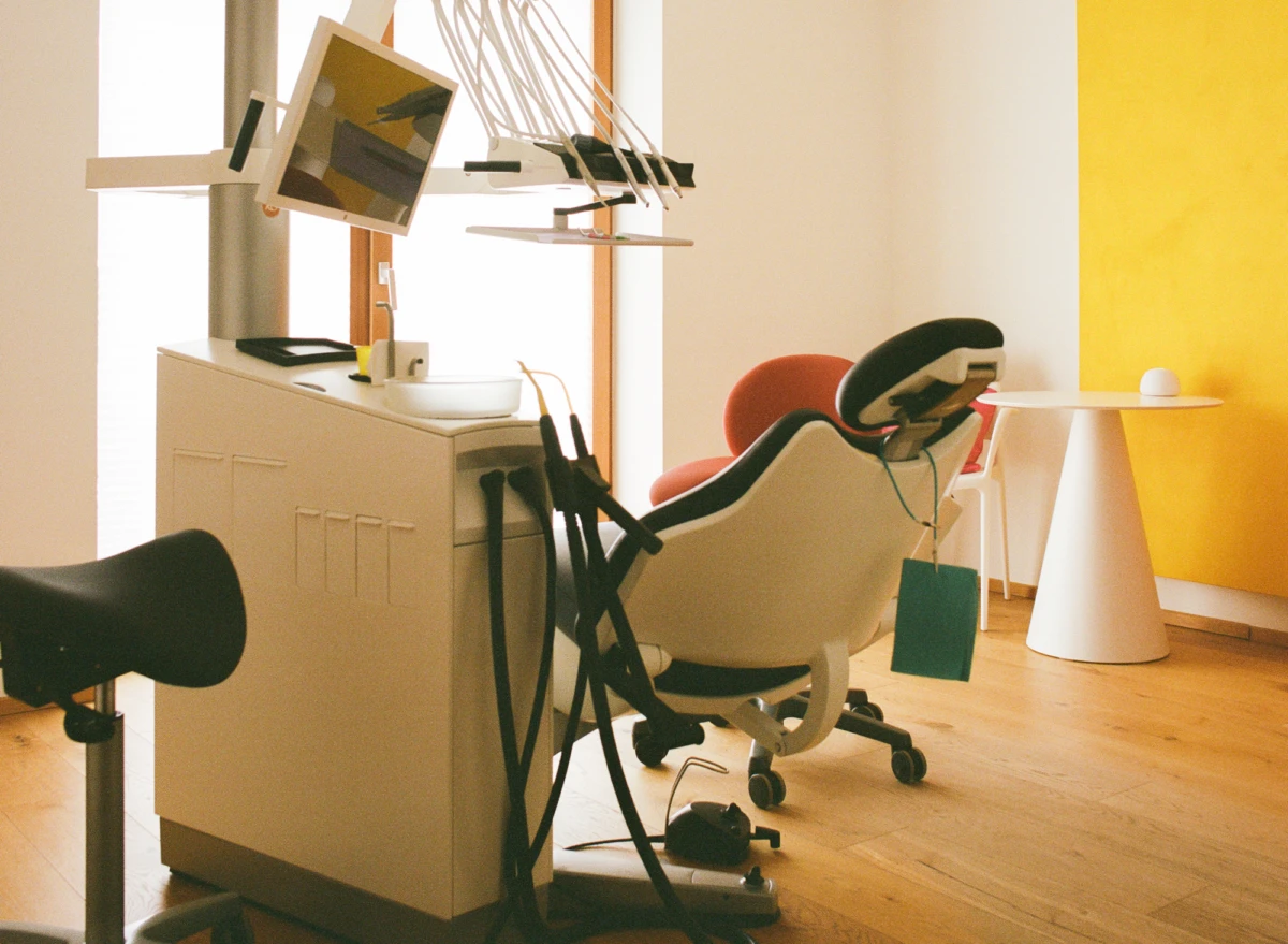 Behandlungszimmer der Zahnschmiede mit Zahnarztstuhl in heller, warmer Atmosphäre